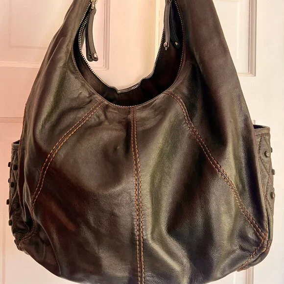 Authentic Tod's Shoulder Hobo Bag in Soft Brown Leather with contrast stitching - Picture 6 of 14